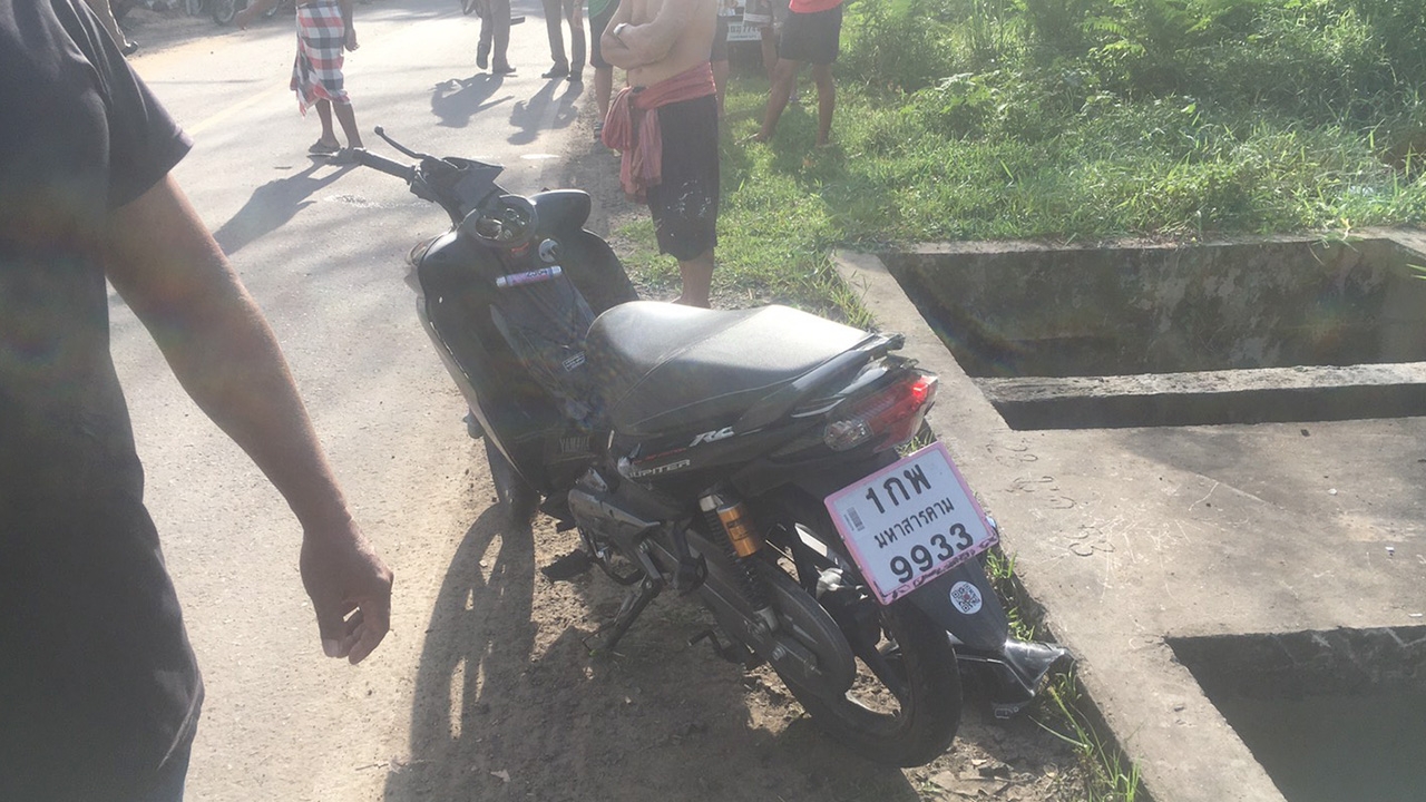 ม.6 ลูกครึ่ง ซิ่ง จยย.แหกโค้งมรณะ พุ่งอัดประตูระบายน้ำดับ สังเวยศพ 3