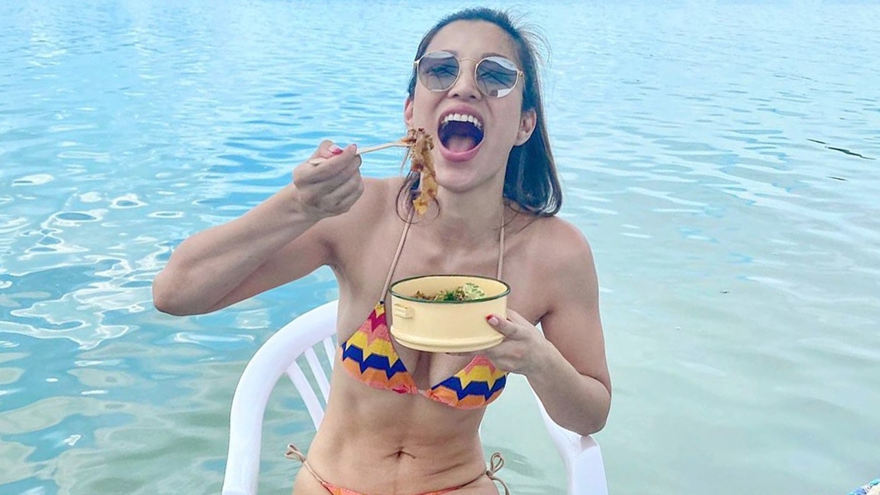 โฟกัสผิดจุด ชาวเน็ตสงสัยถาม เอมมี่ มรกต ทำไมท้องเหี่ยว