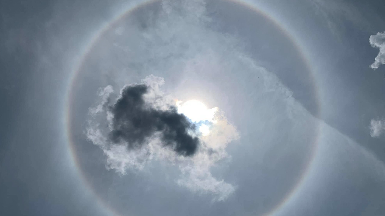 เผยภาพ "อาทิตย์ทรงกลด" ความสวยงามของธรรมชาติ เหนือฟ้าเมืองเชียงใหม่