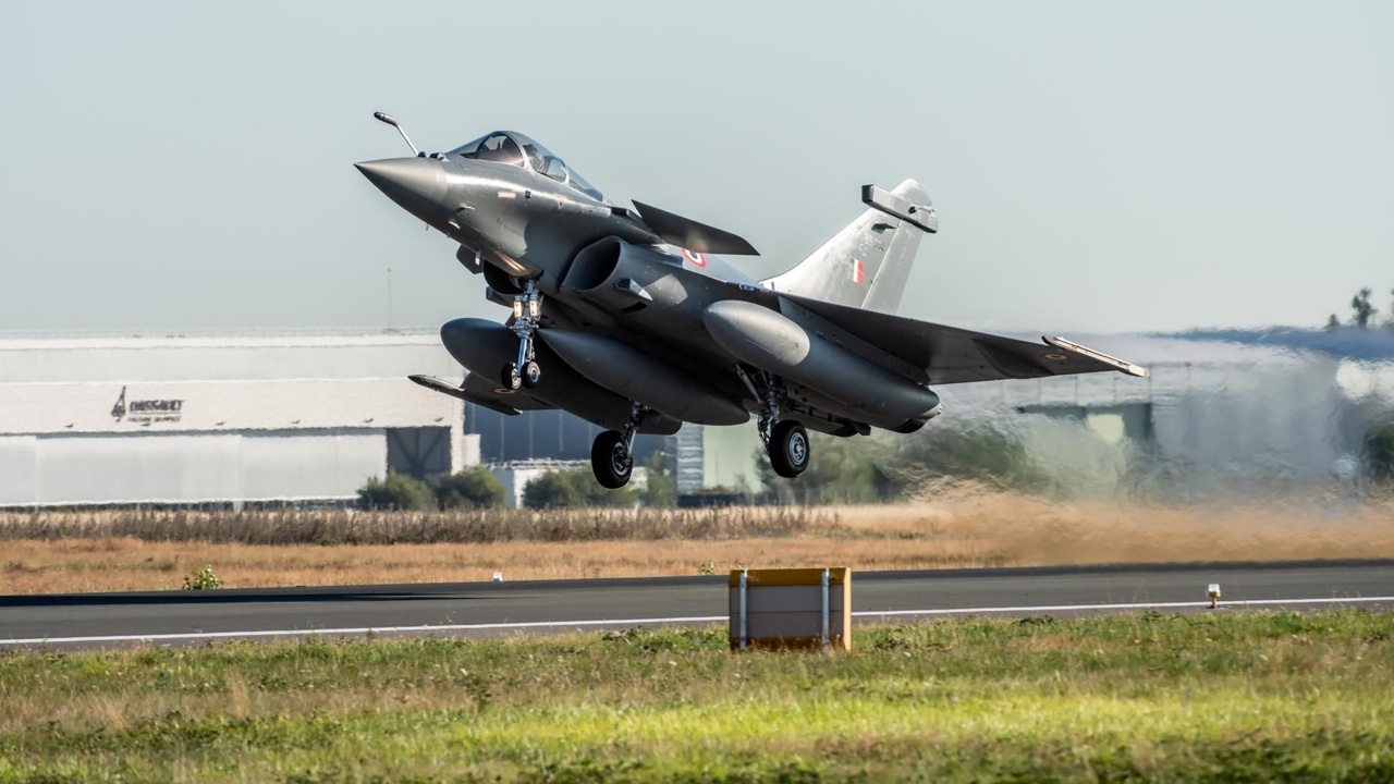 อินเดียเสริมเขี้ยวเล็บ ซื้อเครื่องบินรบ 36 ลำขู่จีน