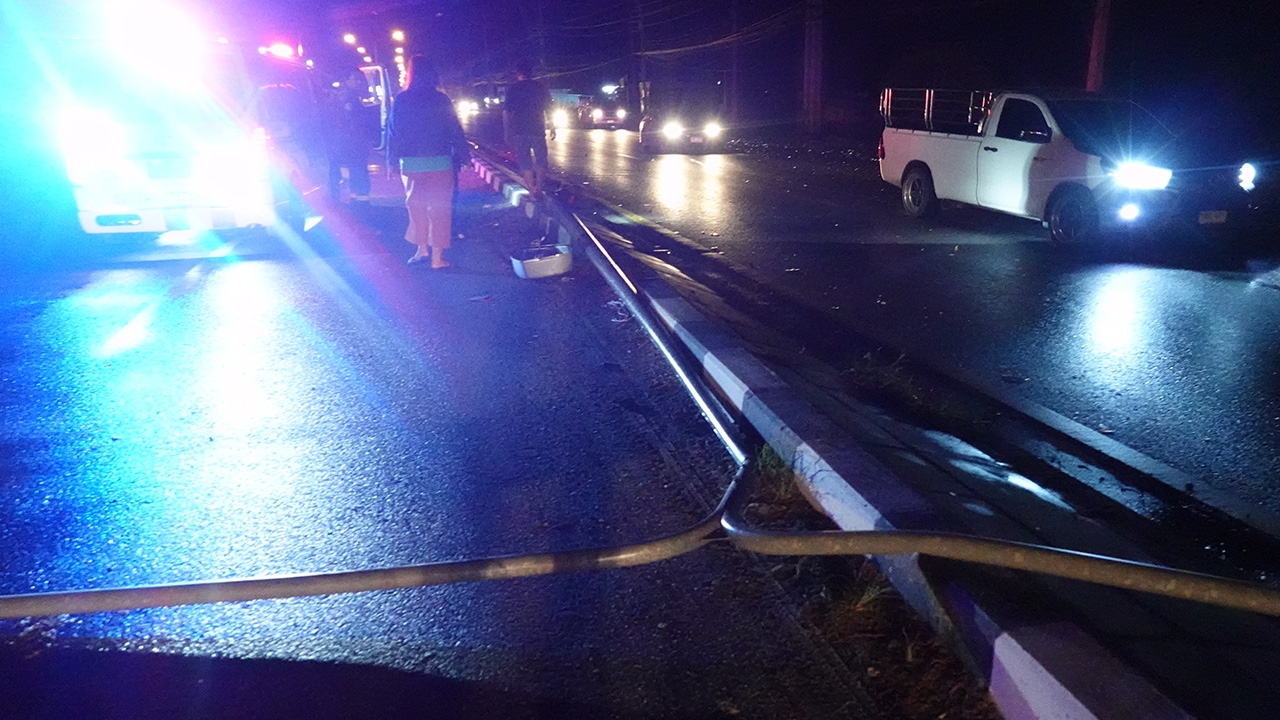 บางปะกง กระบะหลับใน ชนเสาไฟฟ้า ล้ม 2 ต้น ถนนมืดสนิท รถชนซ้ำอีก 3 คัน