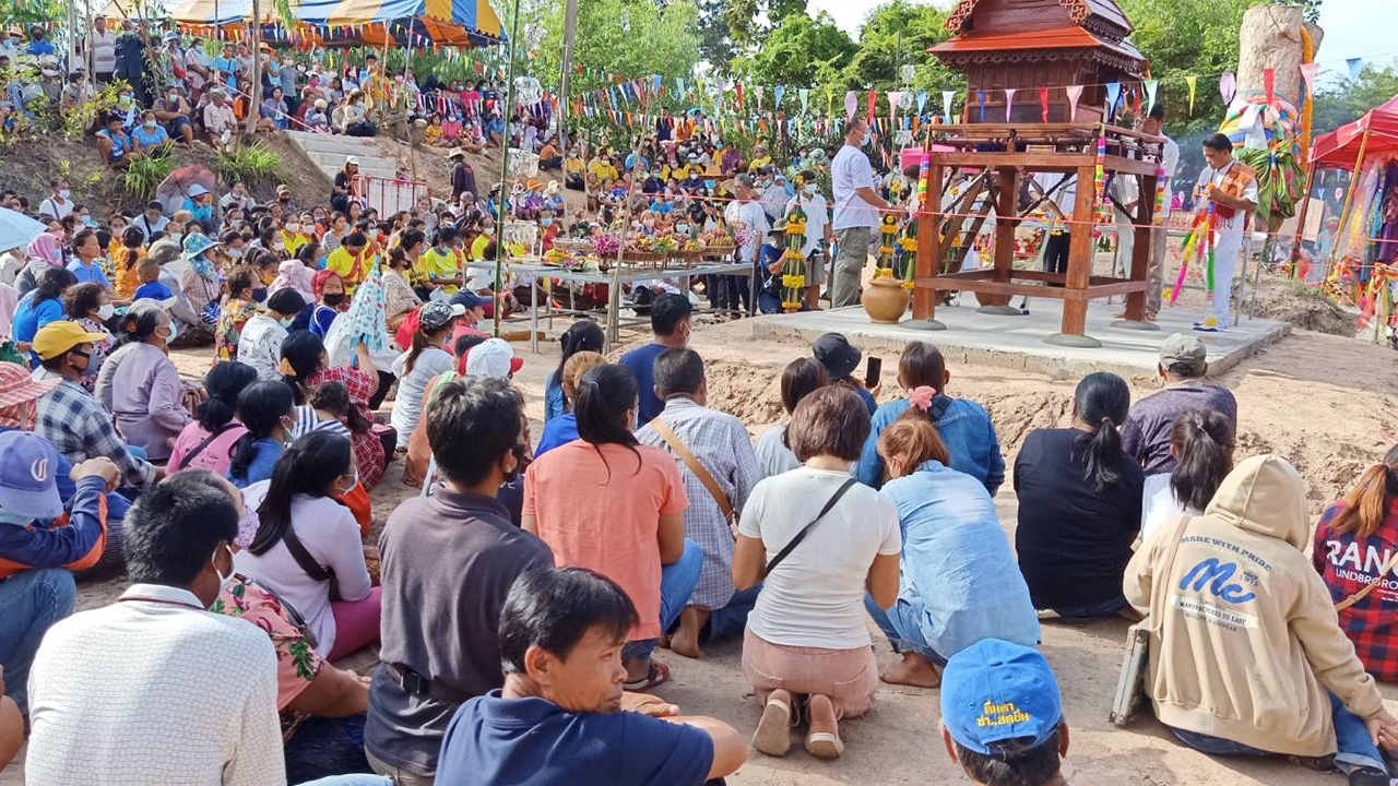 "เลขเด็ด" พิธีบวงสรวงตั้งศาล "ต้นยางนา" ตัดโค่นไม่ขาด ให้โชค 2 งวดติด