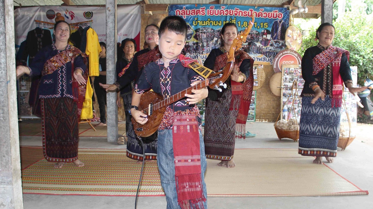 เสียงเพลงพาเพลิน "น้องมังกร" มือพิณพรแสวงเด็กกาฬสินธุ์ 8 ขวบ แห่งบ้านคำบง
