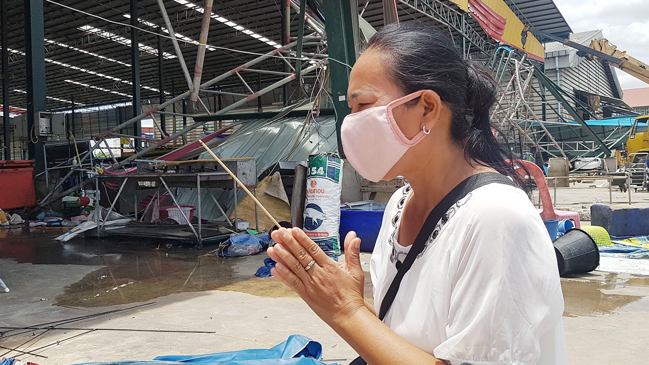 แม่สาวเหยื่อหลังคาตลาดที่นครปฐมถล่ม เชิญวิญญาณลูก สามีผู้ตายทำใจไม่ได้