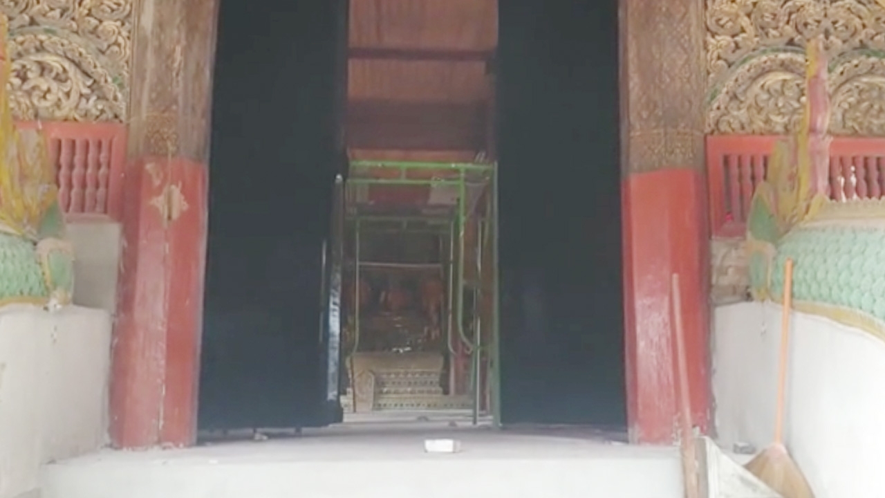 กรมศิลป์ฯ ตรวจประตูวิหารโบราณวัดหมื่นล้าน พบยังลอกสีได้ลายเก่ายังอยู่ 