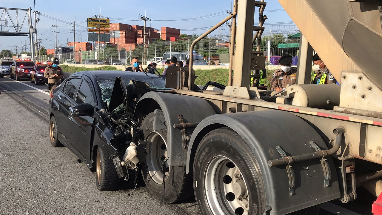 ซิ่งเก๋งชนท้ายพ่วง 18 ล้อ เอเย่นต์ยานรกดับ เร่งเช็กวงจรปิด หนีใครมา