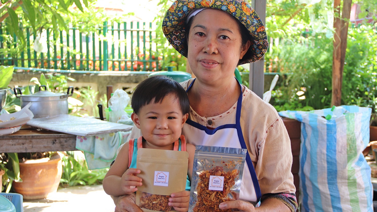 ป้าคนพะเยานำเงิน 5,000 ทำน้ำพริกกากหมูขาย กลายเป็นรายได้ 8,000ใน 1เดือน