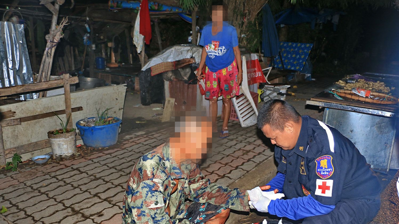 ผัวเมาคึก สะกิดร่วมหลับนอน เมียไม่ยอม คว้ามีดนอนกอด ปล้ำเฉือนเลือดสาด 