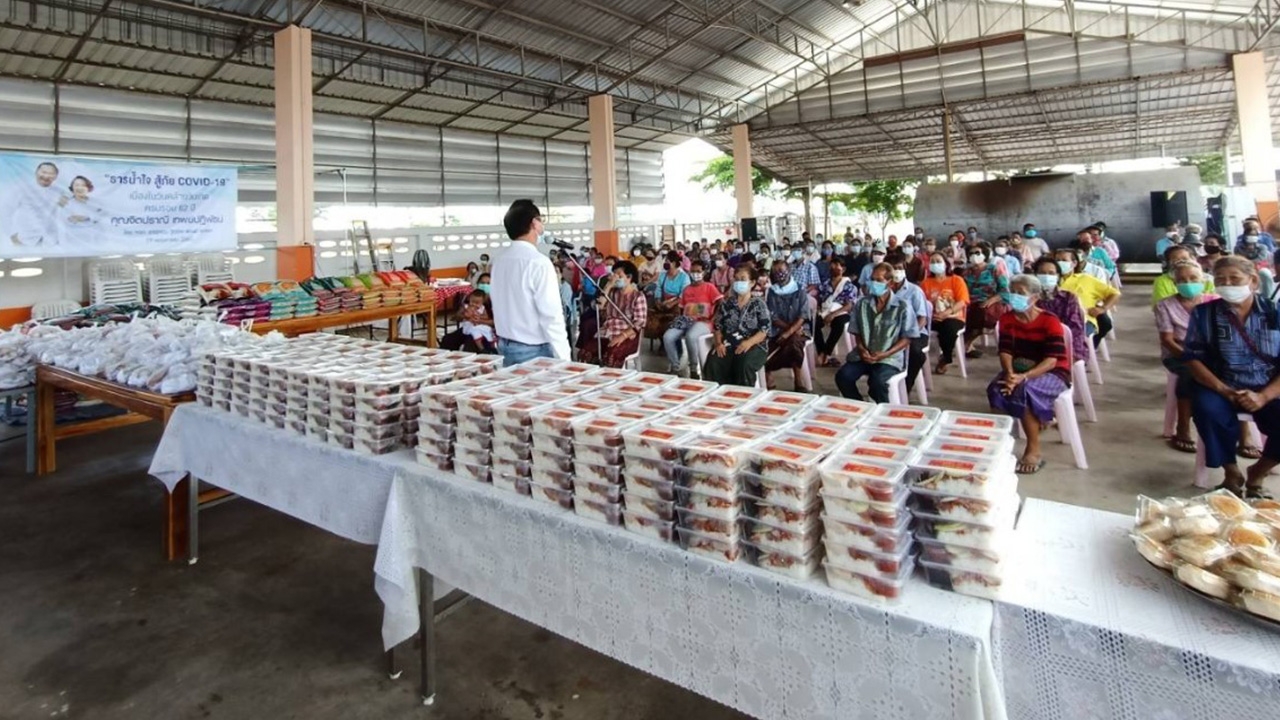 เศรษฐีใจบุญ ทุ่มเงินแสนแจกชาวบ้านสู้โควิด ฉลองวันเกิดในวัย 62 ปี