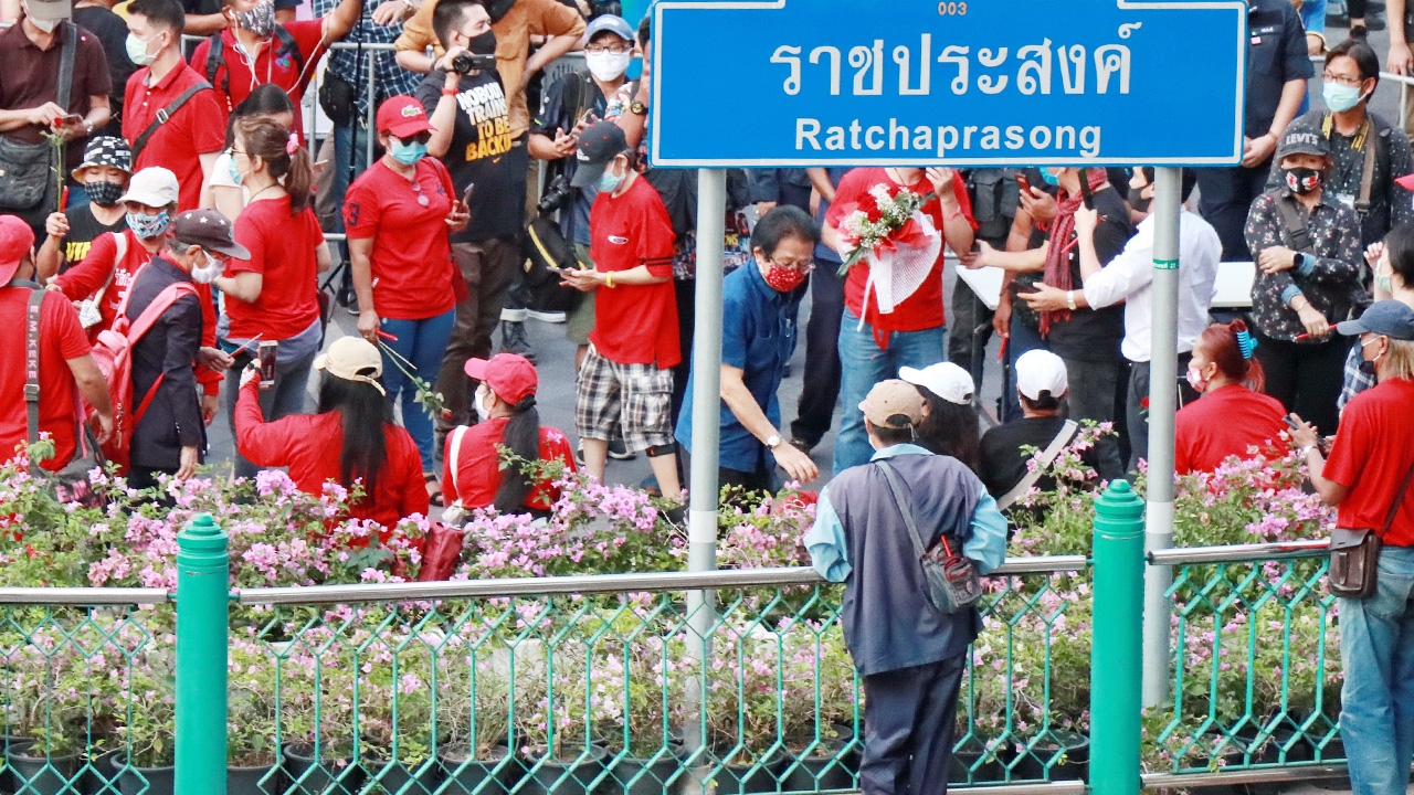 'เสื้อแดง' วงแตก รำลึกสลายชุมนุมราชประสงค์ ไร้เงา 'ตู่-เต้น-ธิดา'