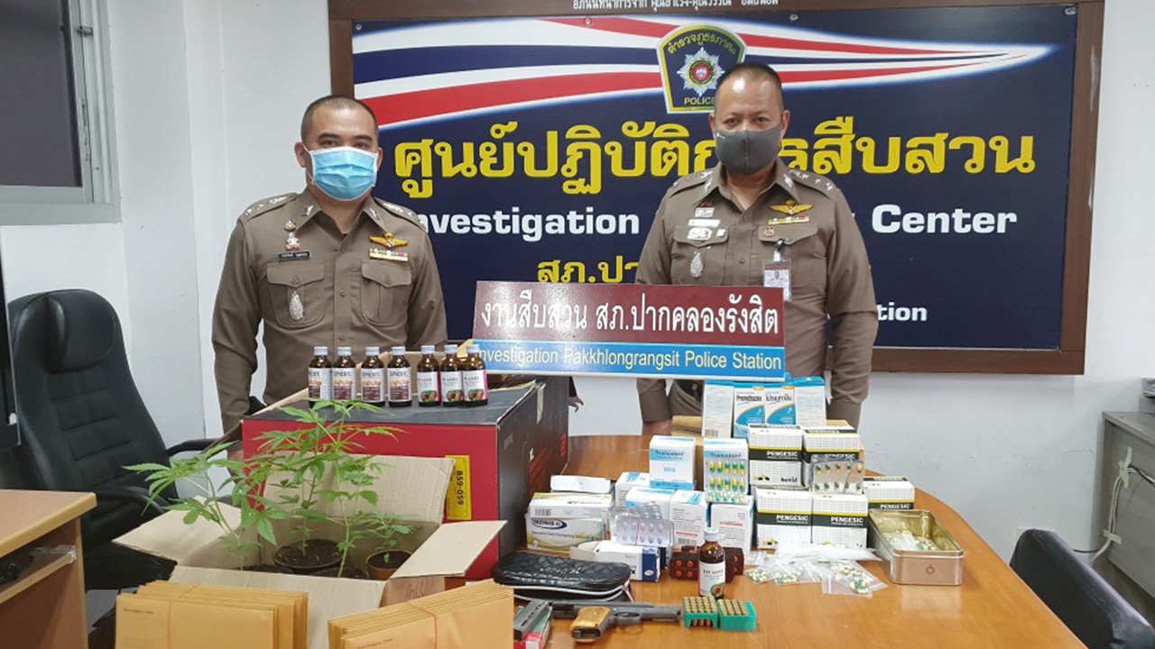 ตำรวจปทุมธานี รวบ นศ.หนุ่ม ม.ดัง หลงผิดลอบขายกัญชา-ยาเสียสาวออนไลน์ 