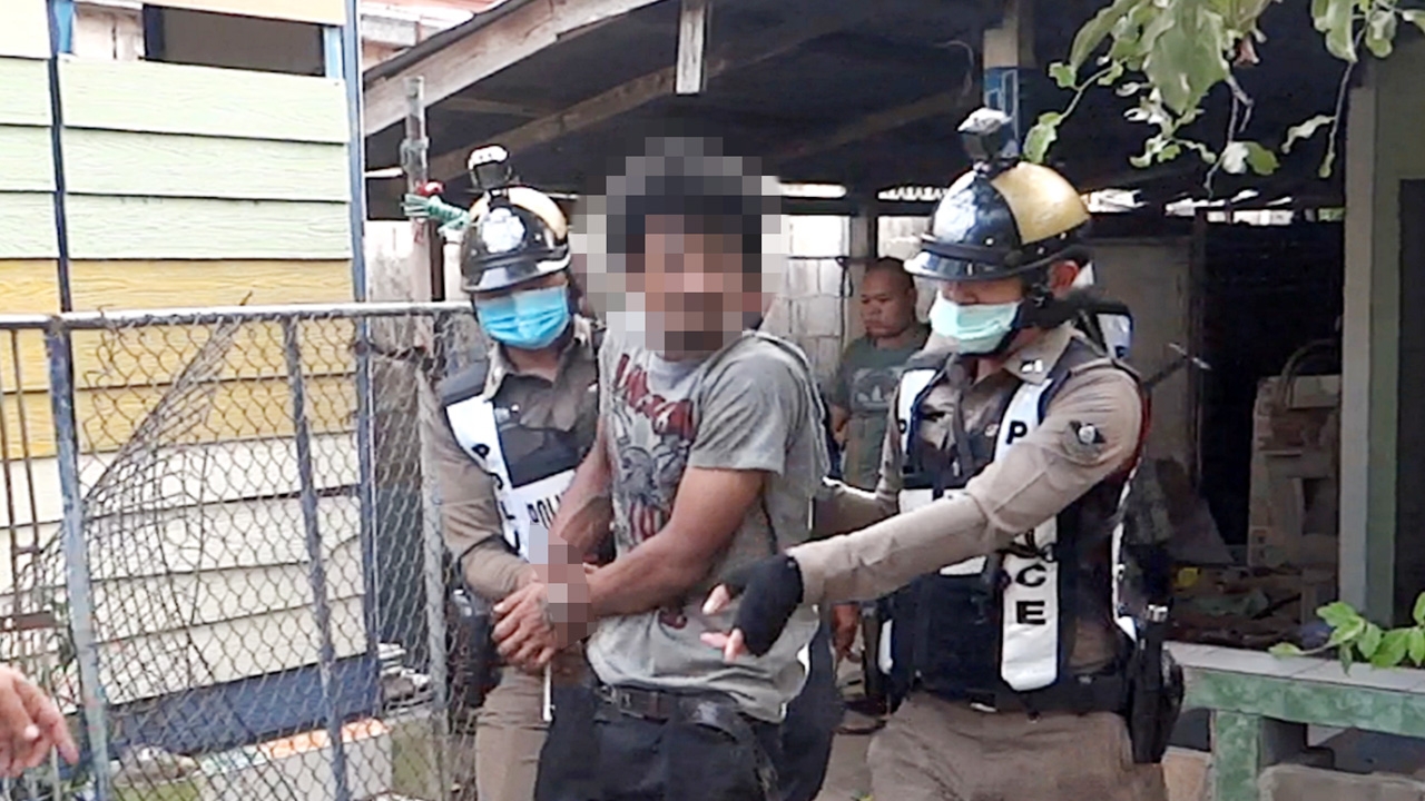 ตร.ราชบุรีจับหนุ่มคลั่ง ถือมีดดาบไล่ฟันทำลายข้าวของ ต้องกล่อมร่วมชั่วโมง