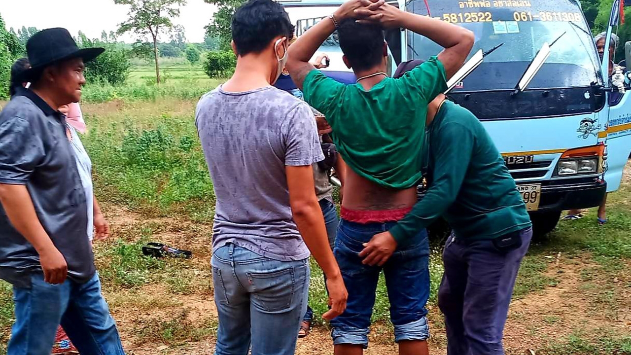 รวบกุ้ง ส้วมซิ่งโยนยาทิ้งป่า จนท.จุดธูปบนน้ำแดง เดินเหยียบของกลางทันที