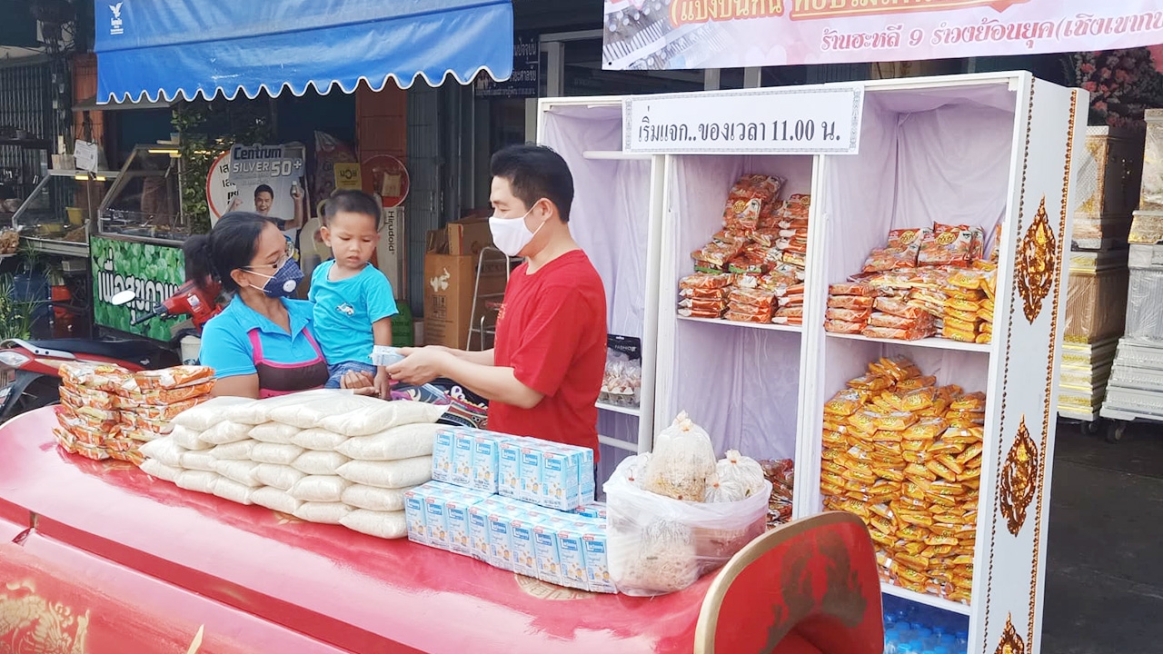 เถ้าแก่ร้านหีบศพ เปลี่ยนโลงเป็น "ตู้ปันสุข" ปันน้ำใจให้คนเดือดร้อน