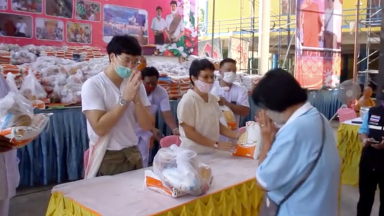 บี้ เดอะสตาร์ มาแจกข้าวสารอาหารแห้ง ช่วยชาวบ้านเดือดร้อนโควิดที่อยุธยา