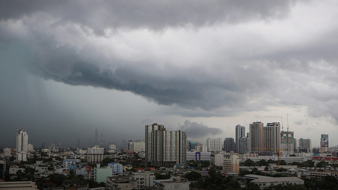 33 จว.รับมือ "ฝนกระหน่ำ-ลมแรง" ใต้ยังฉ่ำ กทม.ร้อนระอุ แตะ 40 องศาฯ  