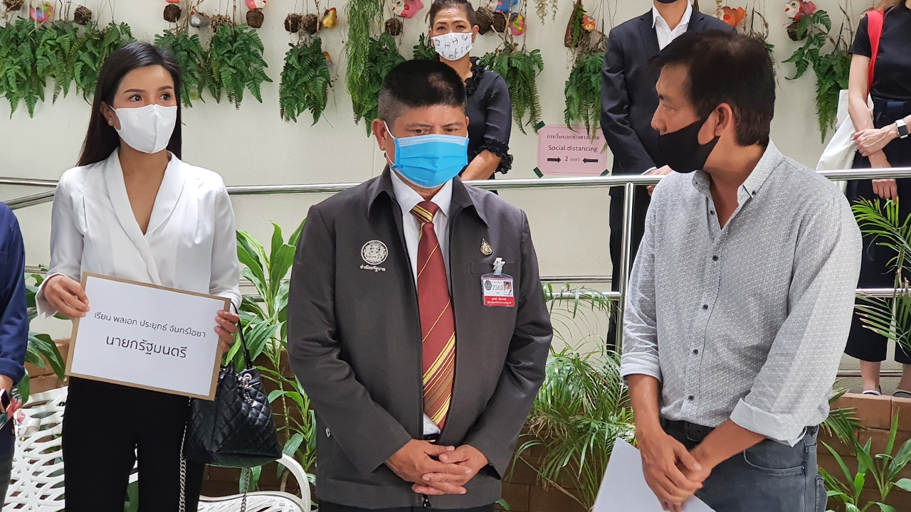 กลุ่มผู้เช่าตึกย่านอโศก บุกทำเนียบฯ วอน นายกฯ ช่วยเจรจายกเว้นค่าเช่า