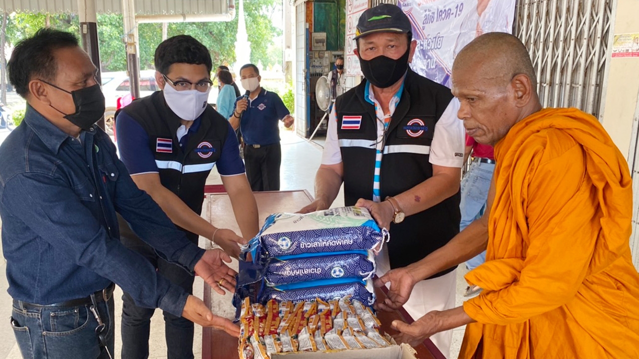 "เกษม" ปูพรมลุยเคาะทุกประตูบ้าน มอบของช่วยโควิด ย่านเมืองโคราช