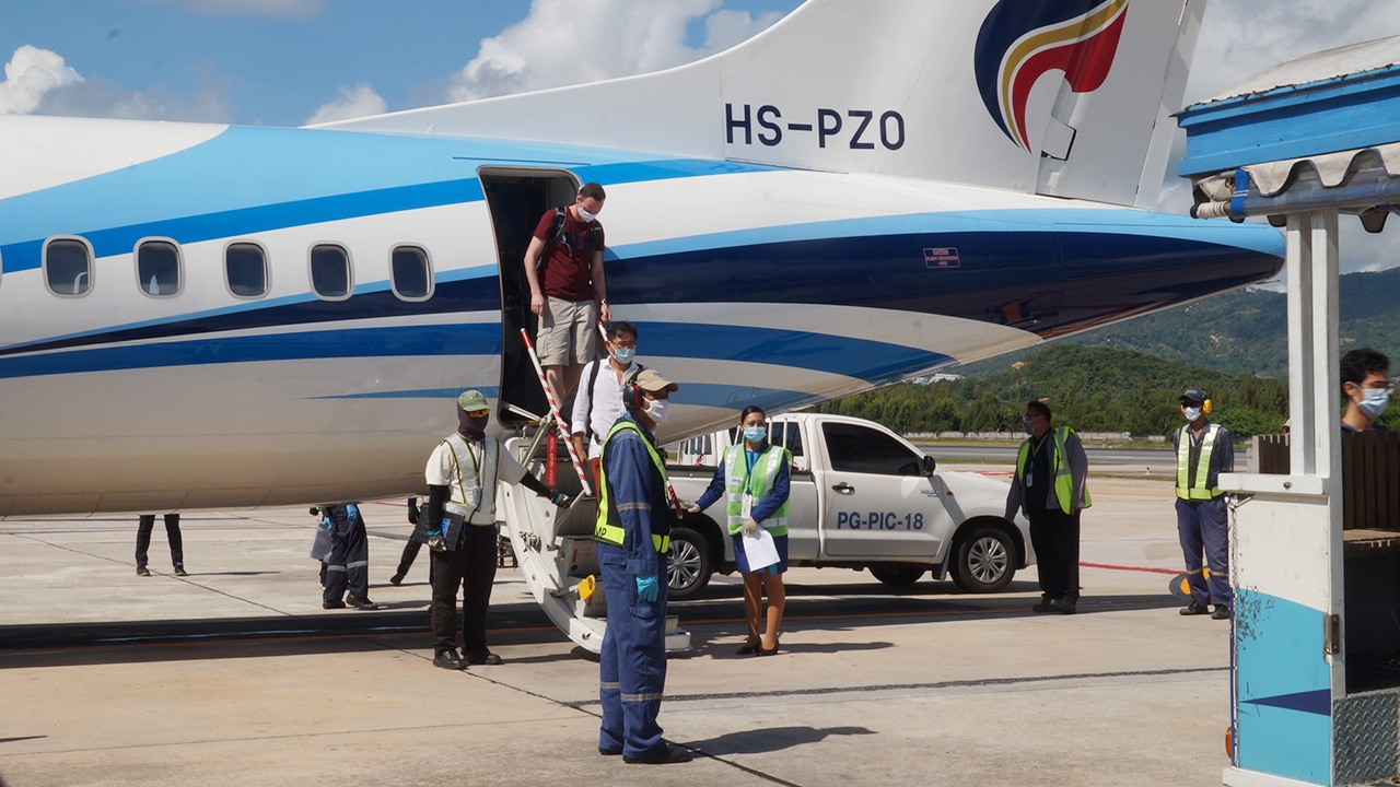 'สมุย' เปิดเกาะ สนามบินกลับมาให้บริการ จัดเข้มจุดตรวจคัดกรอง