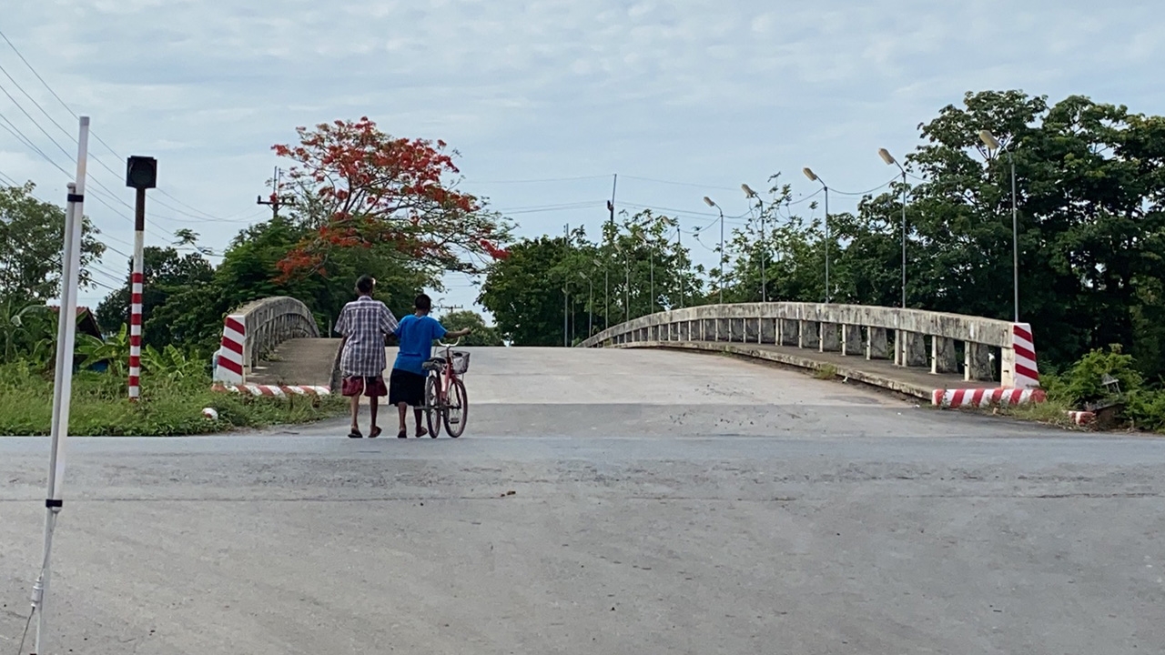 นัด เด็กกตัญญู ออกขายไหลบัวหาเงินเข้าบ้าน ท่ามกลางสงครามของพ่อแม่ติดเหล้า