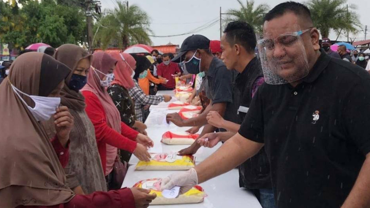 3 ส.ส.ชายแดนใต้ พปชร. มอบถุงยังชีพ-แจกน้ำมันฟรี ช่วยปชช.สู้โควิด-19 