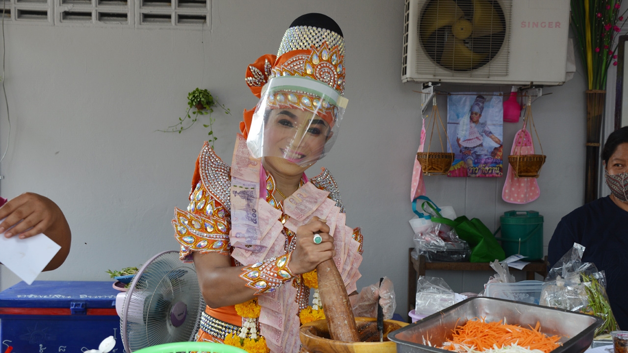 แม่ยกแห่อุดหนุน "พระเอกลิเก" ผันตัวขายส้มตำ ควงสากสู้วิกฤติ "โควิด-19"