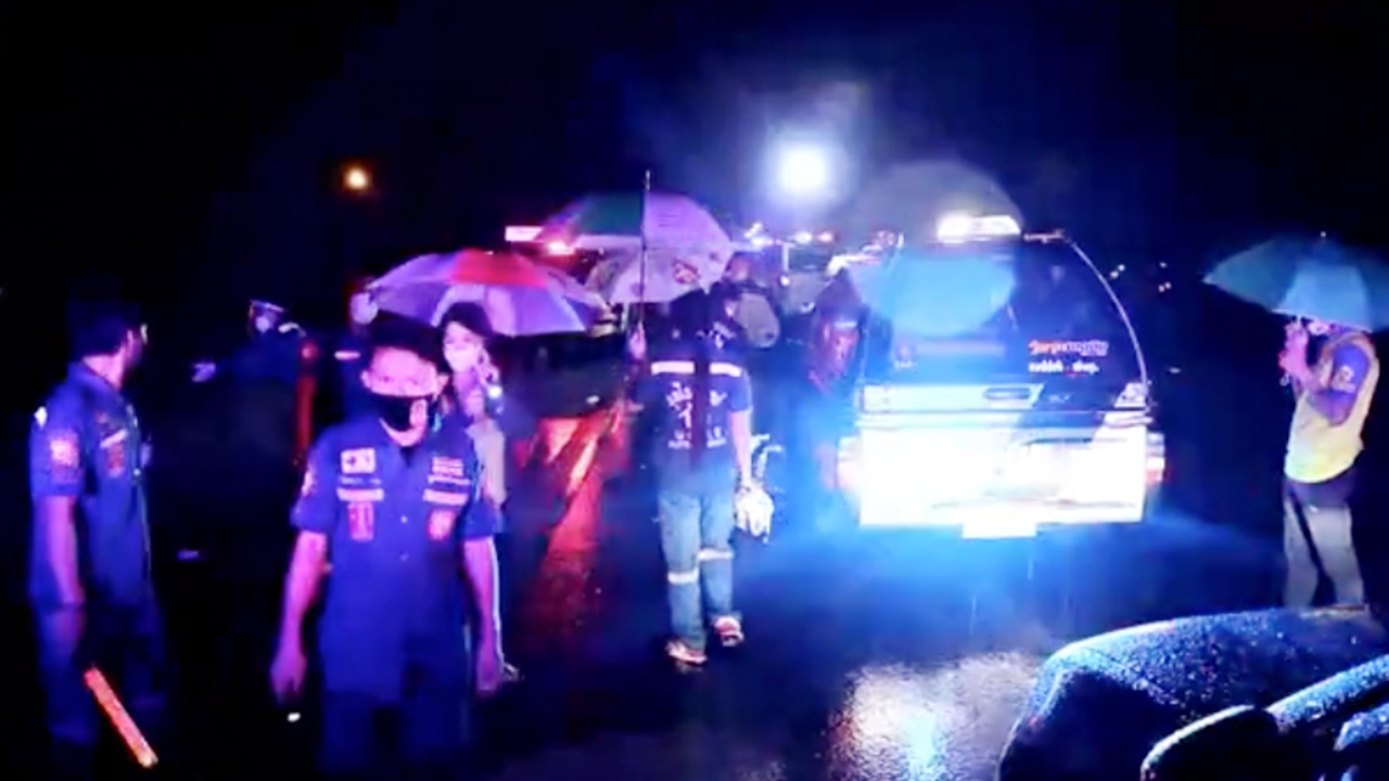 หนุ่มขี่ จยย.ล้มคว่ำ หัวฟาดพื้นดับ คาดฝ่าสายฝน-ไม่สวมหมวกกันน็อก 