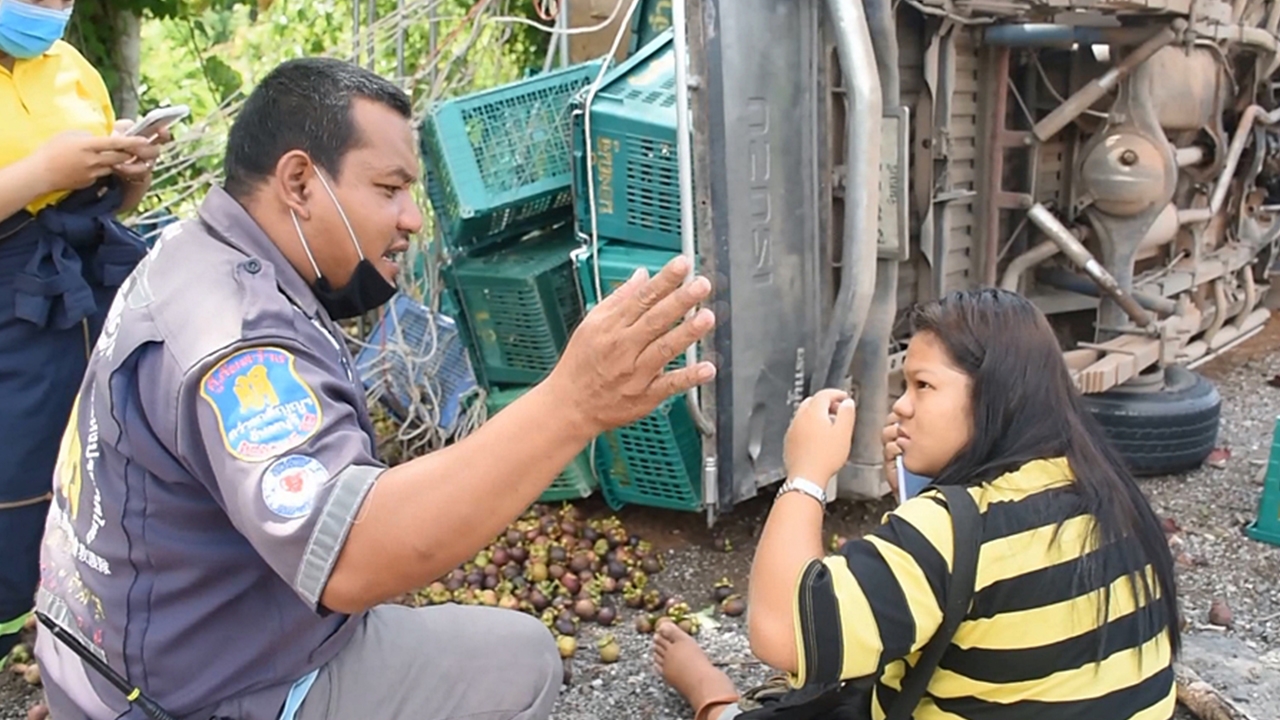 สาวท้องแก่ซิ่งรถส่งมังคุด พลิกคว่ำเทกระจาด พระคุ้มครองลูก-แม่ ไร้เจ็บ