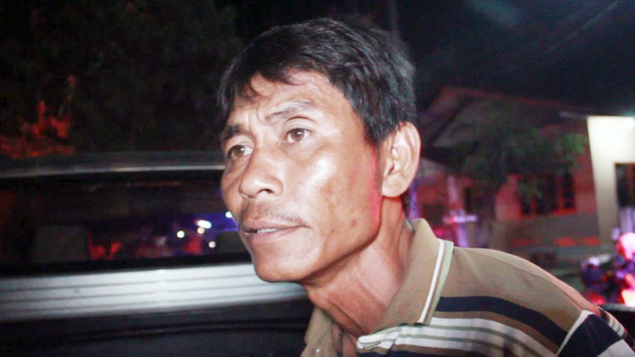 โชเฟอร์รถโม่ปูนโมโหเห็นเมียถูกตี คว้ามีดแทงสวนหนุ่มจับกังดับคาห้องพัก