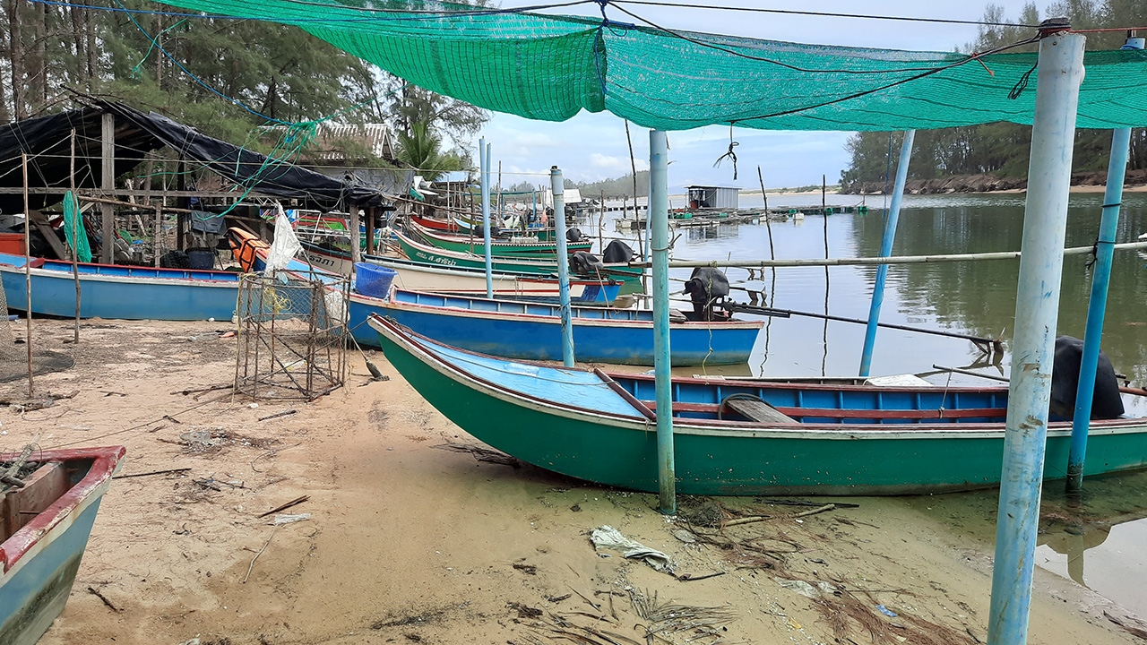 ชาวประมงพื้นบ้าน จ.พังงา นำเรือเทียบท่า หลบพายุไซโคลน "อำพัน"