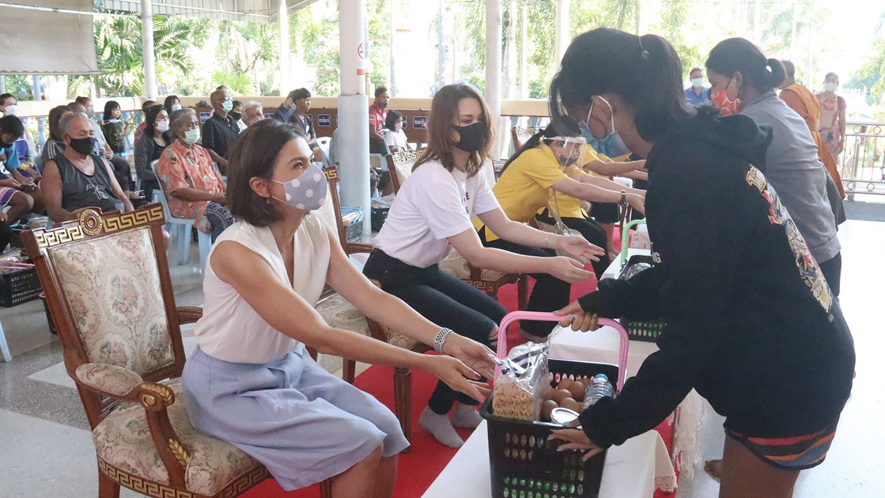 แอน สิเรียม ร่วมแจกตะกร้าของจำเป็นช่วยผู้เดือดร้อนโควิด-19 ที่บางเสร่