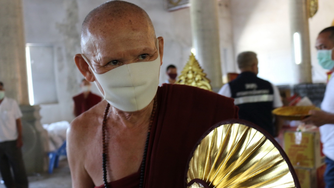 'ครูบาน้อย' เปิดวัดนำ 'กระสอบบุญ' ช่วยผู้ยากไร้ มอบตะกรุดสู้โควิด-19