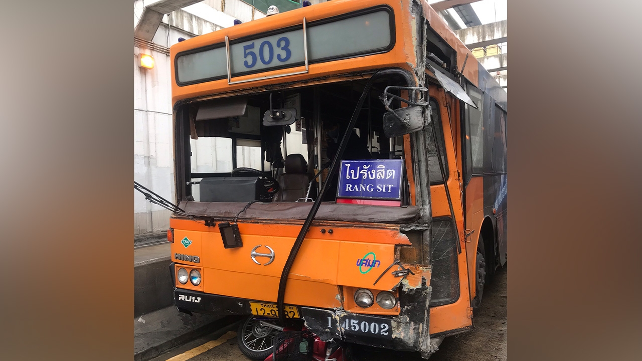 ฝนตกถนนลื่น รถเมล์ 503 เสียหลักชน จยย.จอดหลบฝนในอุโมงค์บางเขน ดับ 1