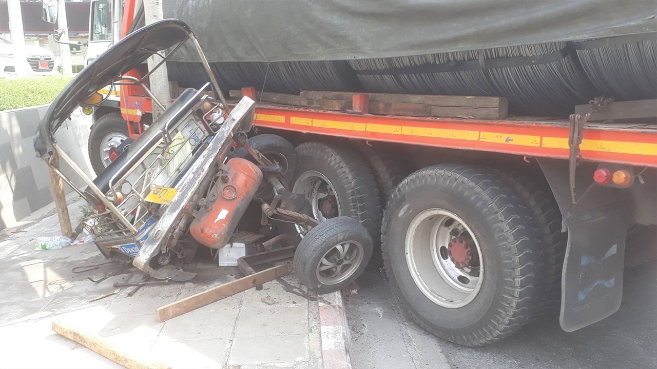 สิบล้อขนลวดหนัก 20 ตัน เบรกไม่อยู่ เบียดรถตุ๊กๆ บี้แบนเจ็บสาหัส