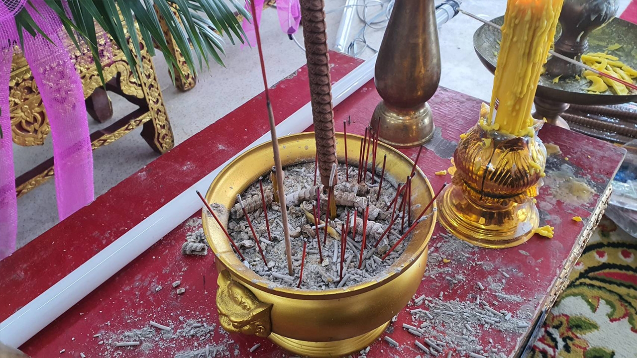 ลูกสาวเหยื่อขนมจีบ คาใจ พ่อแม่ค้าจุดธูปขมาศพ ปักหัวลงกระถาง