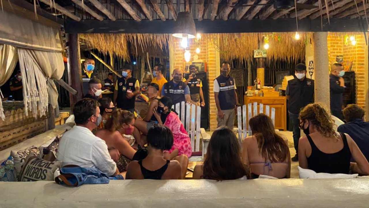 บุกจับบาร์ฝรั่งบนเกาะสมุย เปิดขายเหล้า ให้ลูกค้านั่งดื่มในร้าน 