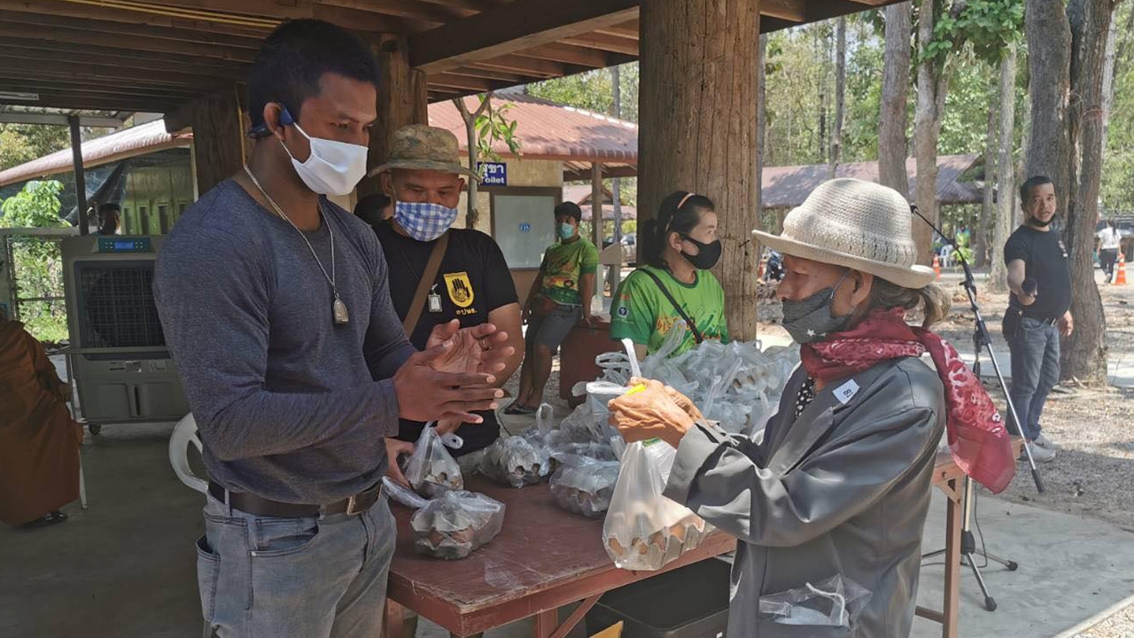 "บัวขาว" ร่วมบริจาคข้าวกล่อง-แจกถุงยังชีพสู้โควิด-19