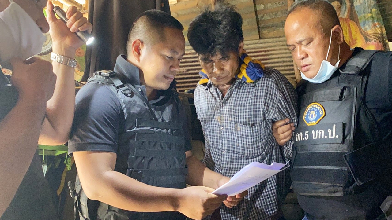 ตร.บุกรวบคนร้ายคดีฆ่า 4 ศพ ปมหักกันเรื่องยาเสพติด ที่บางบาลเมื่อปี 57 