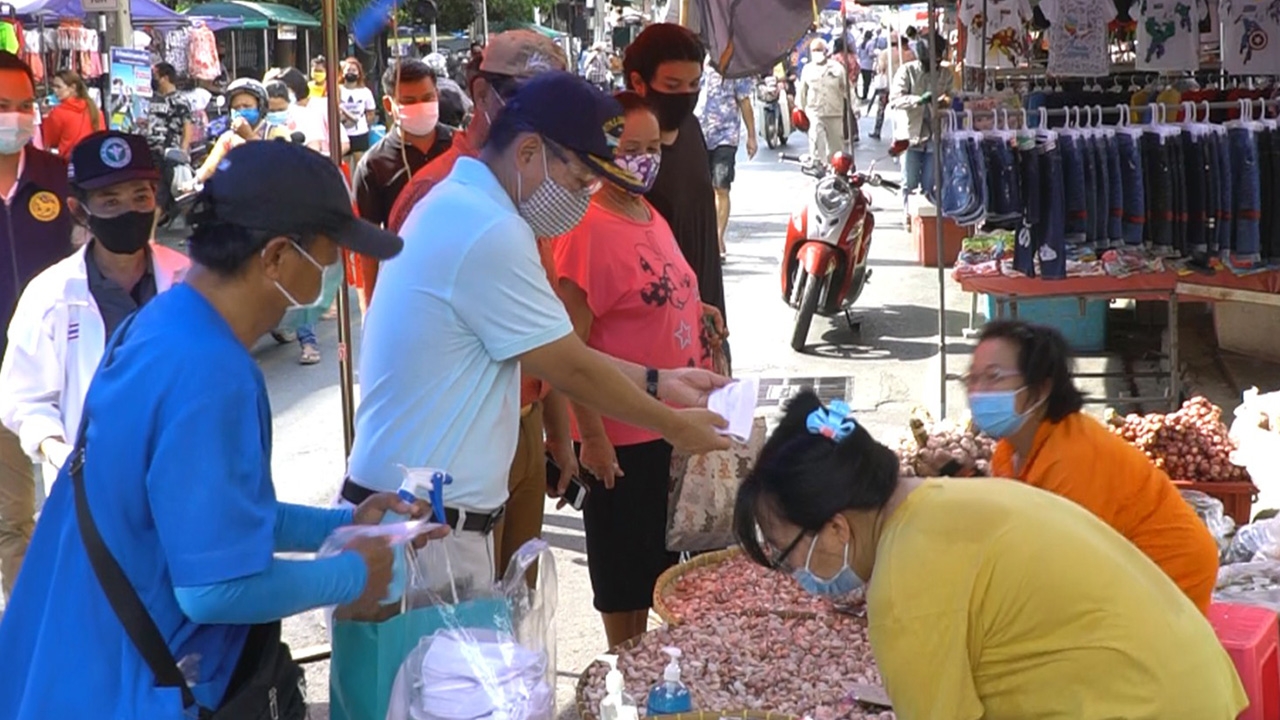 ชัยนาท “ตลาดนัดวันเสาร์” เปิดขายวันแรกคึกคัก พ่อค้าแม่ค้าดีใจ คลายล็อก