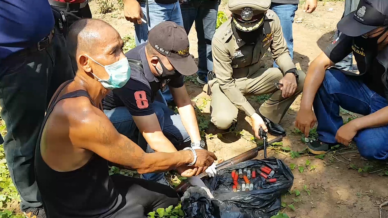 ตร.แม่เมาะ หิ้วมือยิงหัว "พระ" ไปทำแผน อ้างโมโหถูกด่าเรื่องก๊งเหล้า