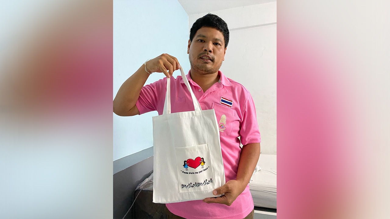 "พิสิษฐ์" นักกีฬาคนพิการสู้ชีวิต ทำกระเป๋าผ้าหารายได้รักษาลูกสาว