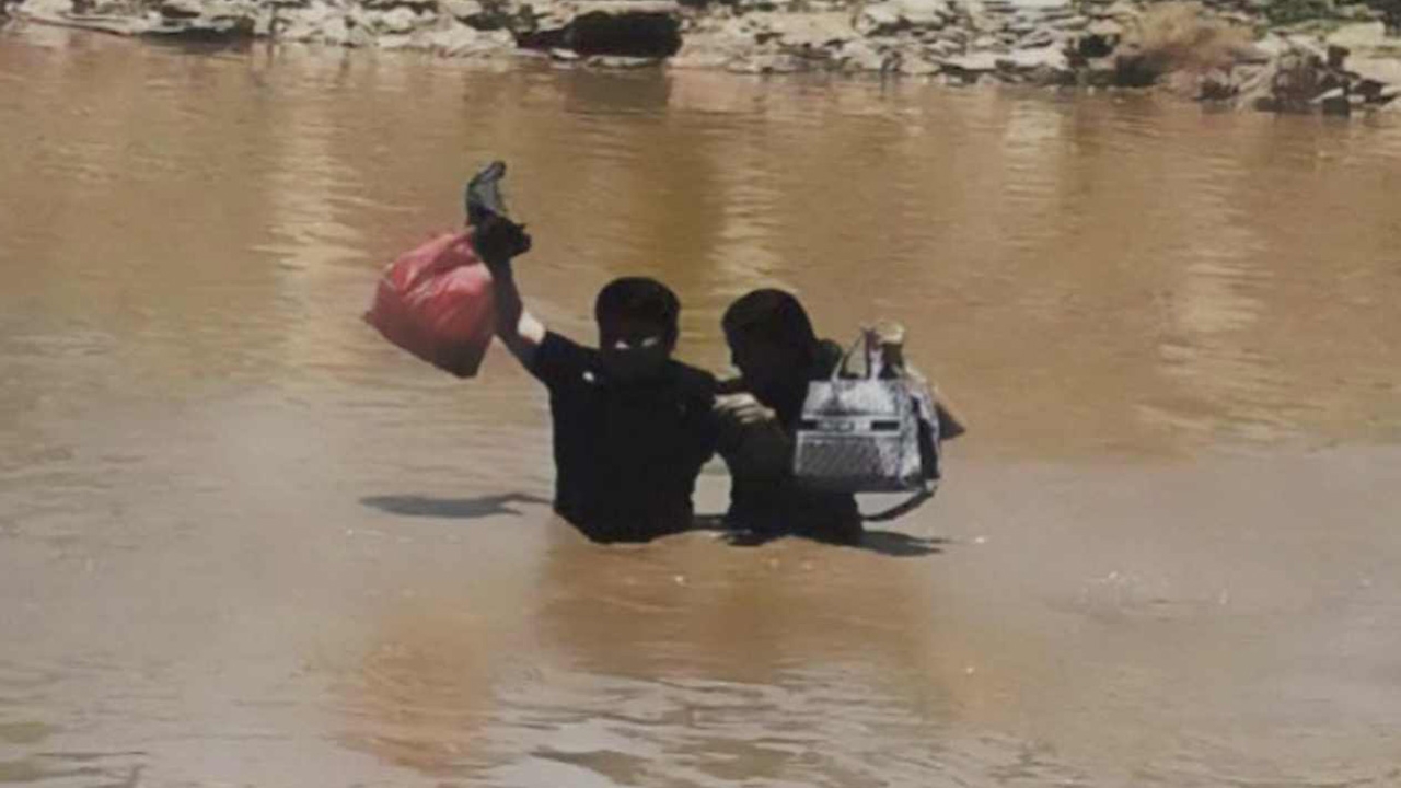 หนุ่มสาวชาวไทย ติดด่านโควิด ส่ออดตายอยู่พม่า จูงมือเดินข้ามน้ำเมย 