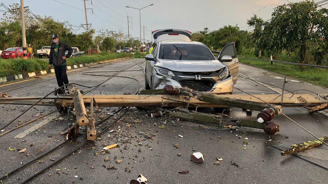 เตือนพายุถล่มถึง 13 พ.ค สาวเชียงรายหวิดดับ เสาไฟล้มเกือบทับรถ