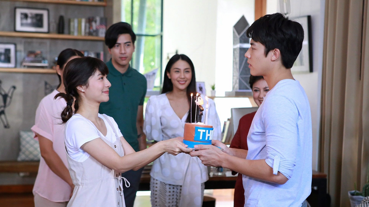 "หมาก" เก๊กหน้าไม่ไหวแล้ว "มิว" ยิ้มแฉ่งทำเซอร์ไพรส์วันเกิดใน "อกเกือบหักแอบรักคุณสามี"