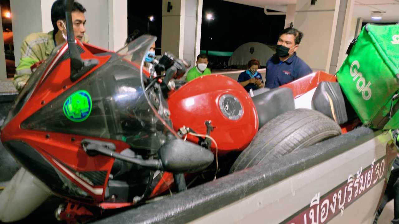 โซเชียลช่วยล่า รถเก๋งชนแล้วหนี หนุ่มแกร็บฟู้ดต้องตัดขา พ.ต.ต.โผล่รับ 