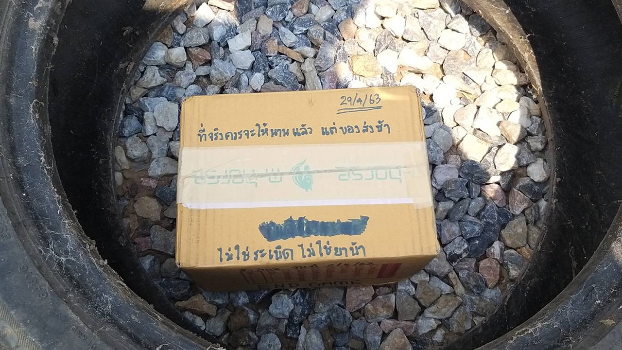 หนุ่มช้ำรัก ฝากส่งของให้สาว ซวยวางผิดบ้าน นึกว่า "ระเบิด" วุ่นเลยทีนี้