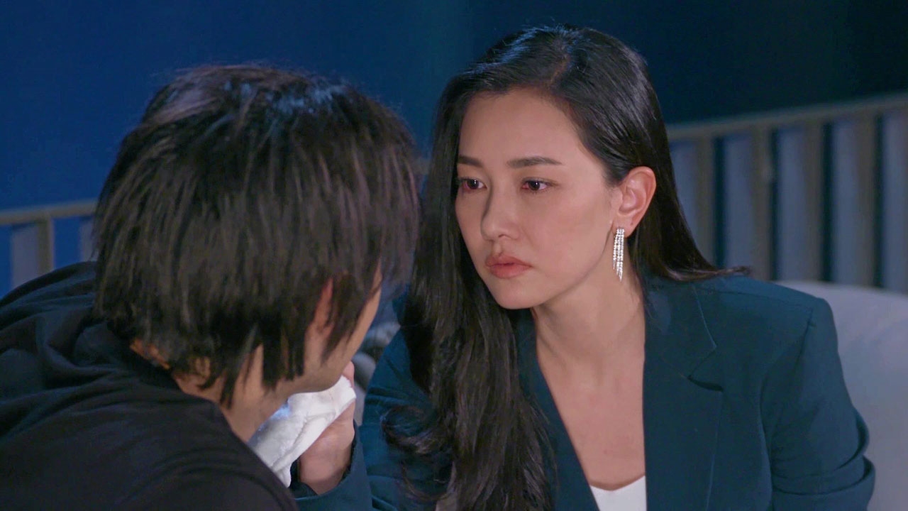 "นุ่น" จับโป๊ะ "แอนดริว" เช็ดหน้าแล้วหนวดหลุดใน "วุ่นรักนักข่าว"