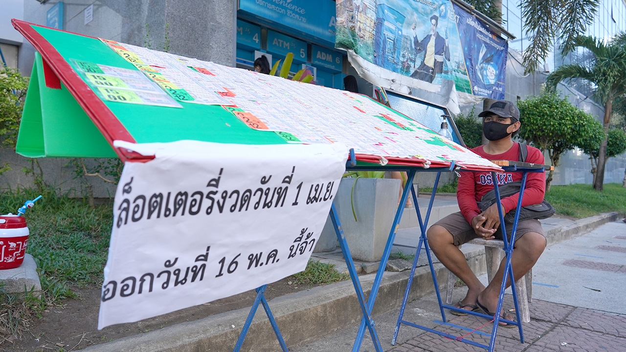พ่อค้าลอตเตอรี่ที่ยะลา เหงาเล็กน้อยแม้ขาย 80 เผย "เลขเด็ด" คอหวยชอบมาก