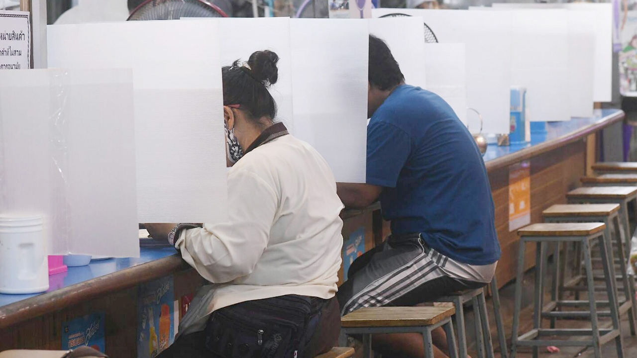 ร้านข้าวริมทางปรับสู่นิวนอร์มอล นั่งกินแบบมีฉากกั้น เหมือนคูหาเลือกตั้ง