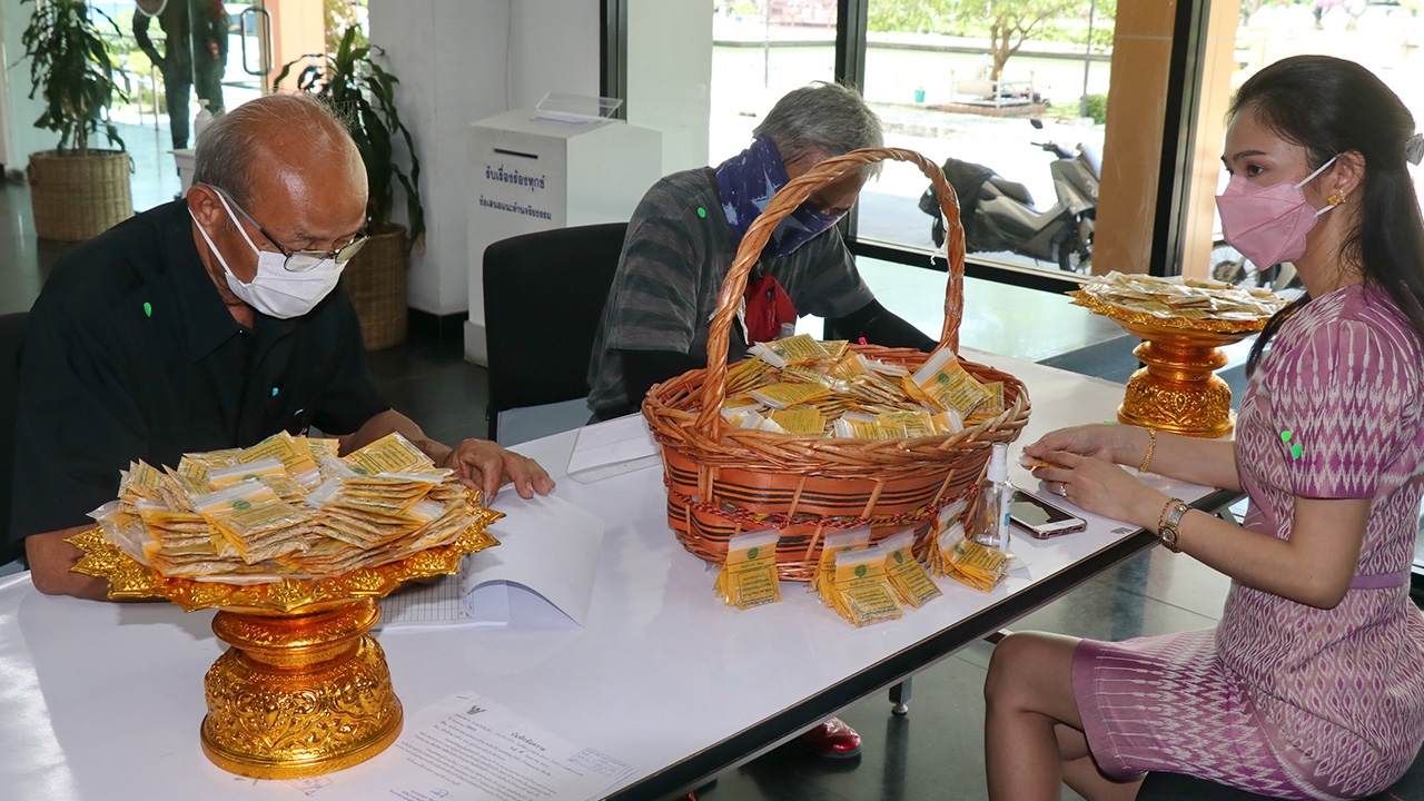 เกษตรกรต่อแถวรับเมล็ดพันธุ์ข้าวพระราชทาน เพื่อความสิริมงคลในการเพาะปลูก